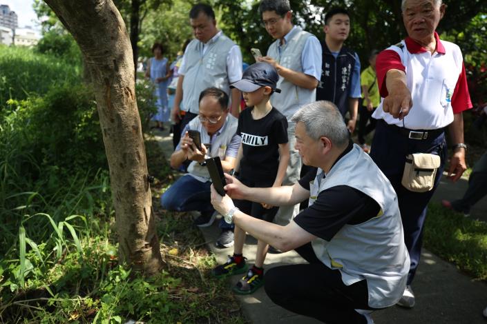 0_副市長捕捉獨角仙鏡頭 (2).JPG