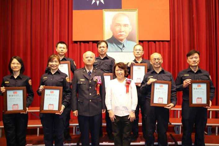 0_黃敏惠市長頒發績優人員獎項.JPG