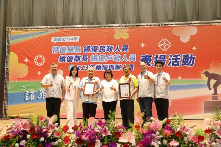 0_黃敏惠市長表揚2位服務30年獲得三等內政獎章的資深里長頂寮里蔡振盛里長(左3)與美源里羅鳳住里長(左5).JPG