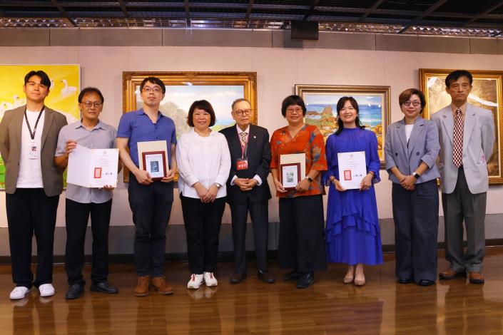 0 黃敏惠市長為臺陽美展金牌獎鍾長青、銅牌獎李淑珍、入選劉婷瑟、黃水順頒獎.JPG
