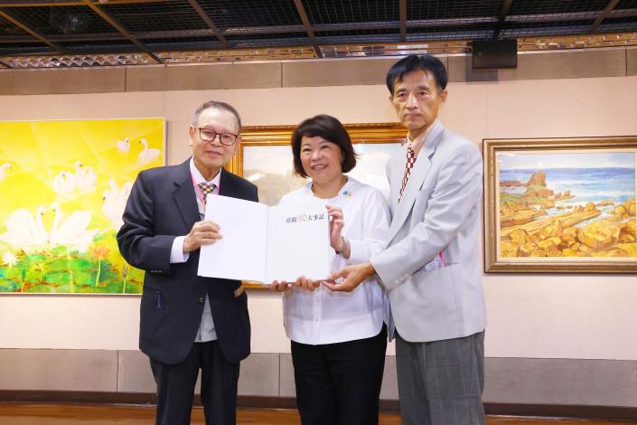 0 黃敏惠市長與臺陽美術協會理事長賴武雄(左)、秘書長莊玉明(右)合影展出《臺陽九十大事記》.JPG