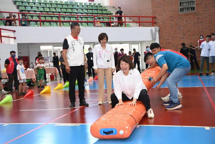 0 市長親自下場示範陸上行舟 呼籲愛運動 更健康 (1)