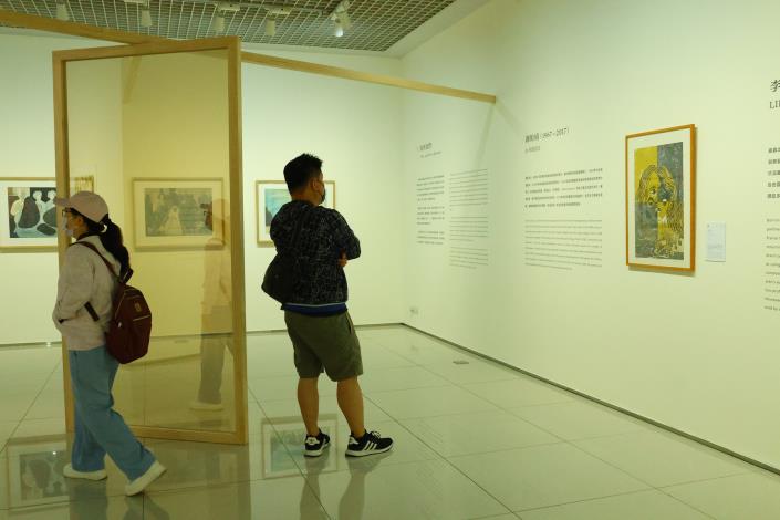 0 民眾參觀藝術家謝貽娟作品 感受藝術家謝貽娟作品的多變與哲學.JPG