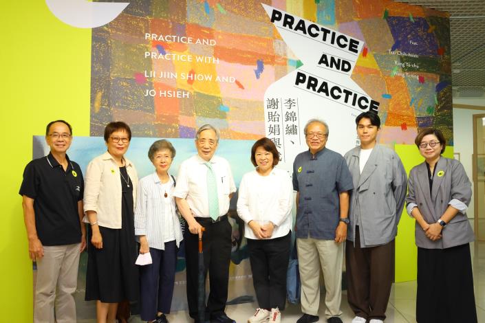 0 開幕式合影(左起依序謝詩俊先生、謝貽娟文化藝術基金會董事長謝佳玲、黃光男教授夫人、黃光男教授).JPG