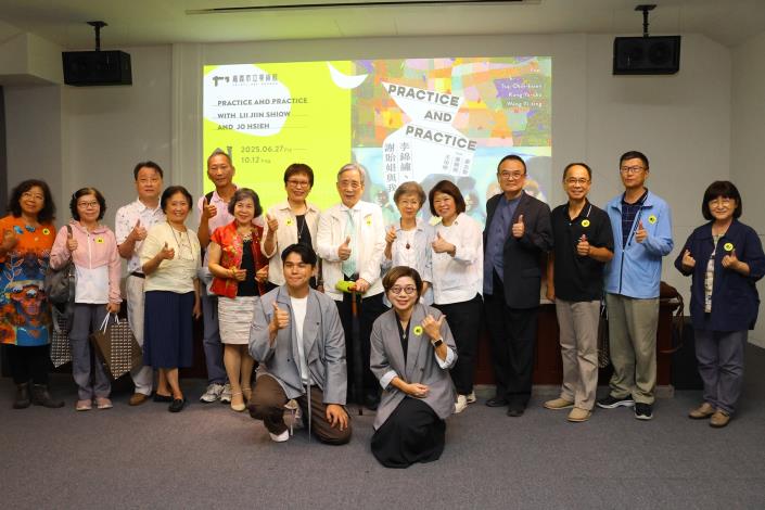 00 市長與藝術家李錦繡的親友、師長合影.JPG
