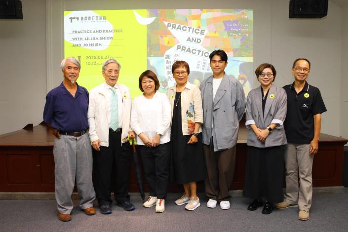 0 市長與藝術家李錦繡、謝貽娟的親友、師長合影.JPG