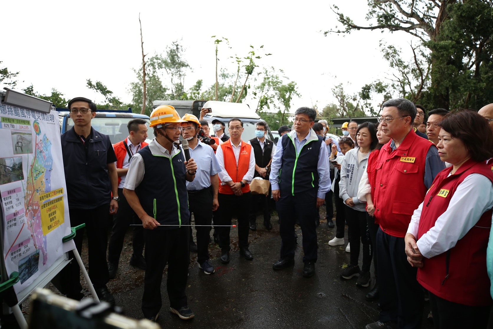 0_丹娜絲重創嘉義市 卓榮泰院長南下視察 黃敏惠市長哽咽盼中央給予關注 盡速恢復電力 (1).JPG