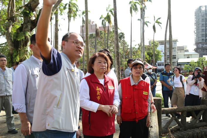 0_市長與部長一同視察嘉義公園災況 (2).JPG