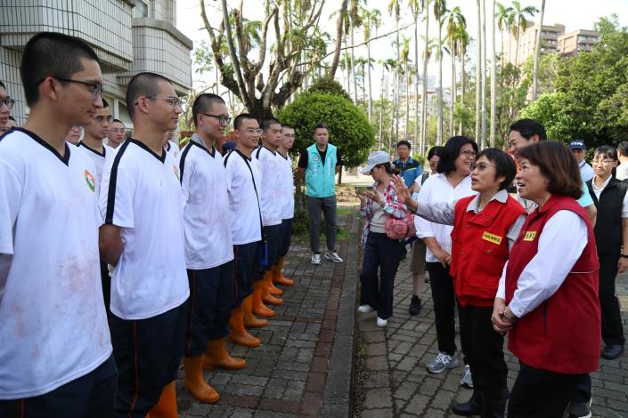0_市長與部長一同到嘉義公園勉勵辛苦的役男 (2).JPG