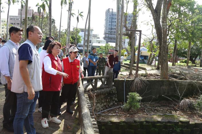 0_市長與部長一同視察嘉義公園災況 (1).JPG