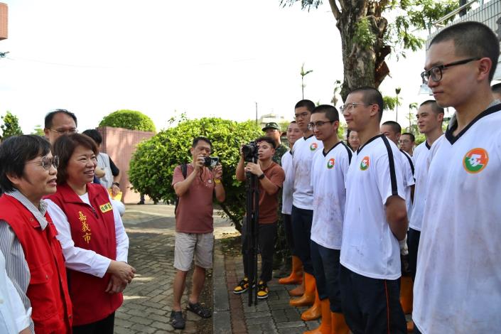 0_市長與部長一同到嘉義公園勉勵辛苦的役男 (1).JPG