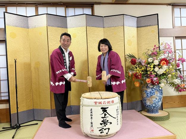 0_加美町長石山敬貴（左）於歡迎晚宴中演出火伏虎舞，熱烈歡迎黃敏惠市長一行 (1)