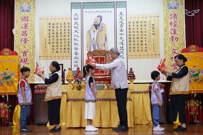 0_林瑞彥副市長為小狀元戴冠.JPG