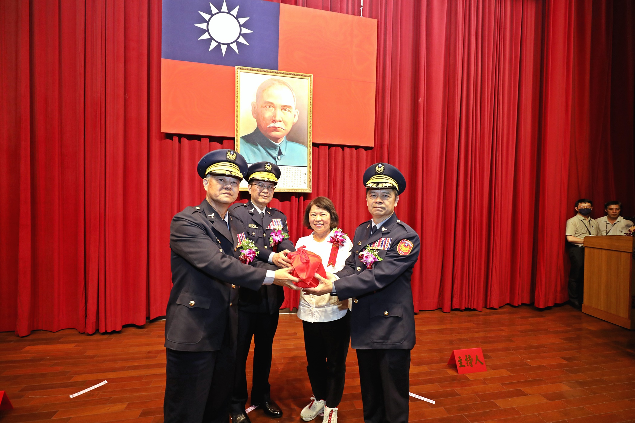 0_黃敏惠市長監交印信.JPG