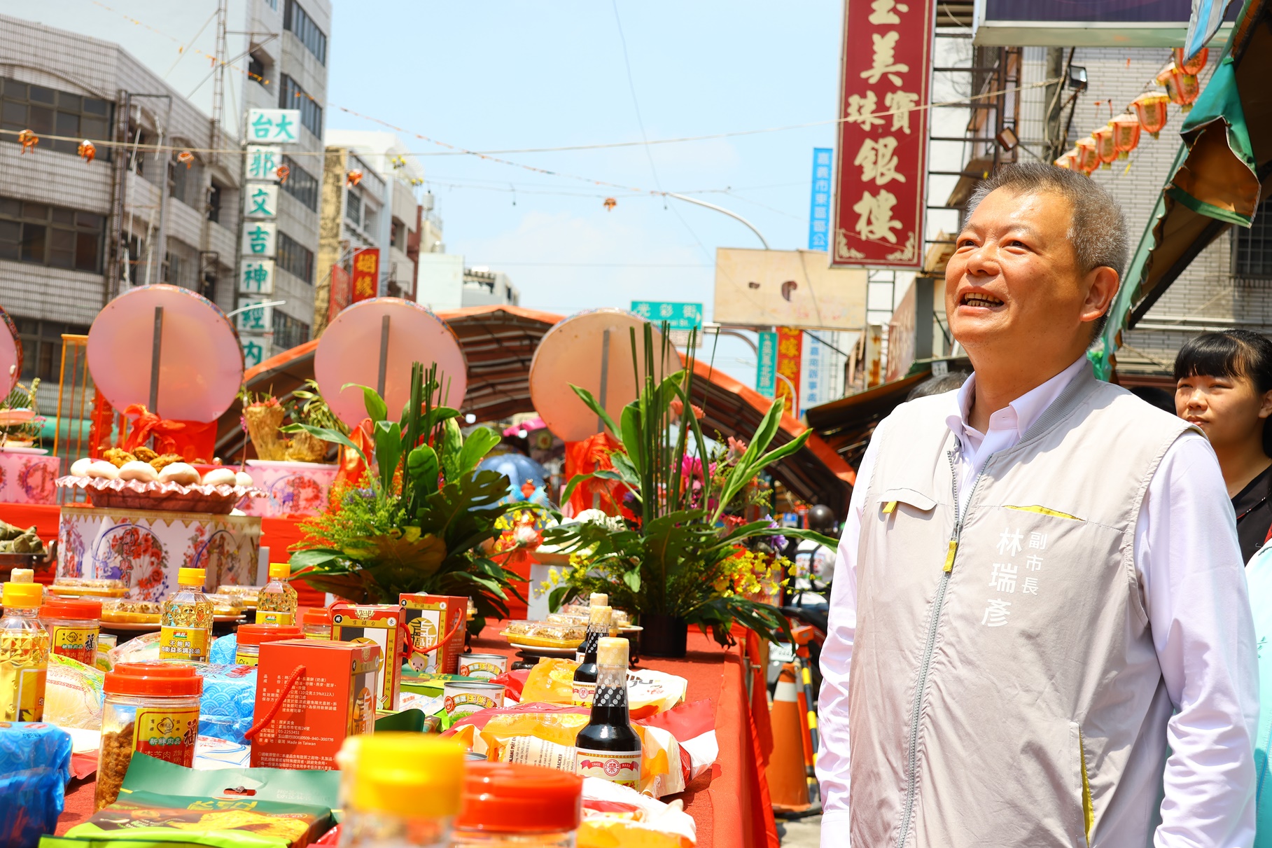 0 林瑞彥副市長欣賞「錢進諸羅 千萬城門」等景觀區 相當讚嘆.JPG