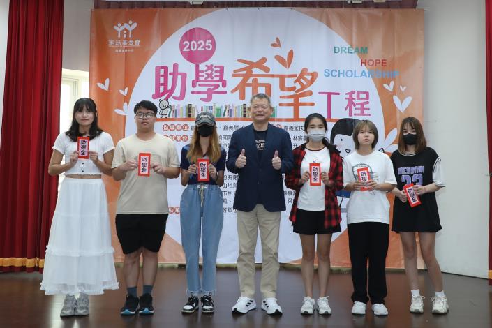0_林瑞彥副市長頒發助學金.JPG