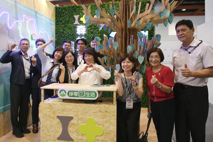 0 黃敏惠市長與市府團隊參訪永續治理參展攤位 (1)