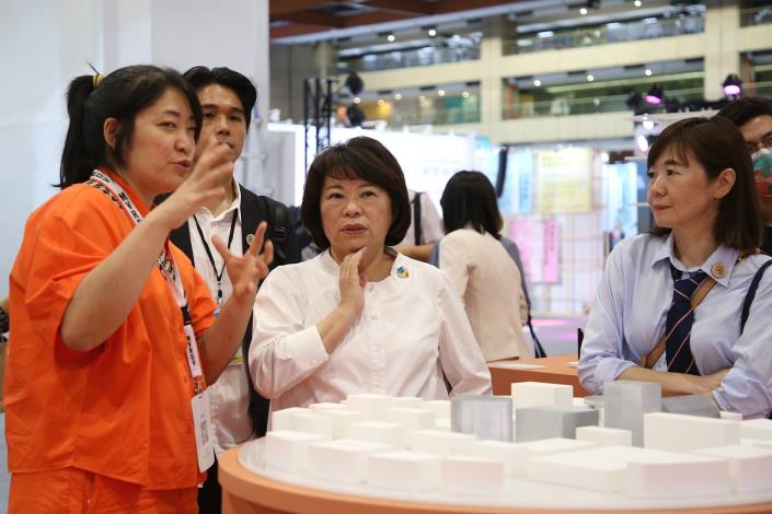 0 黃敏惠市長與市府團隊參訪永續治理參展攤位 (2)