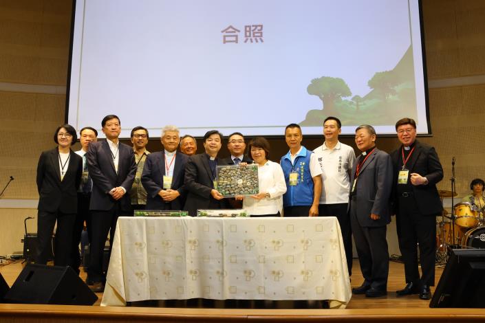 0 黃敏惠市長代表立下鹽約 象徵市府治理城市的責任_合影.JPG