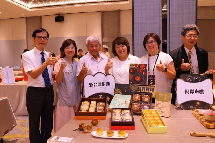 0 黃敏惠市長與獲金質獎與金麥方獎榮耀肯定的店家合影 (1)