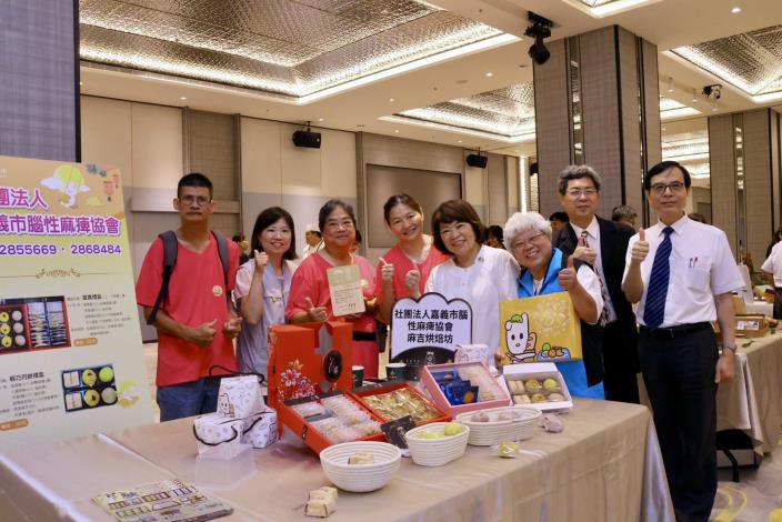 0 黃敏惠市長與獲金質獎與金麥方獎榮耀肯定的店家合影 (2)