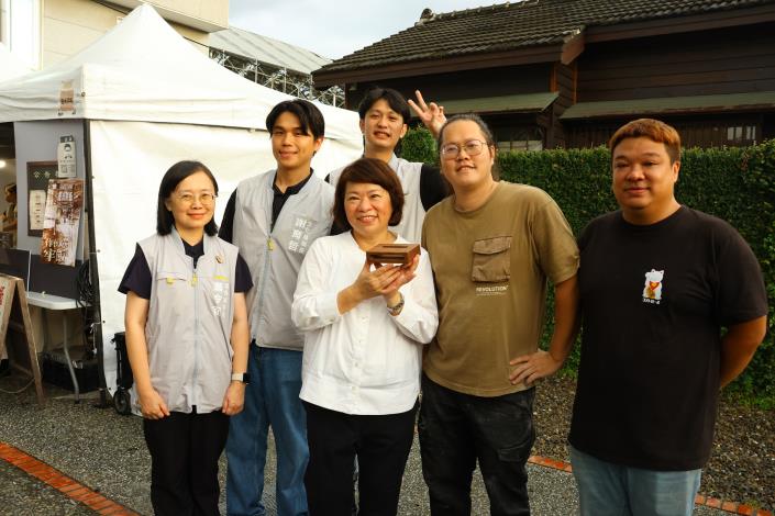 0 黃敏惠市長參觀各攤 具永續理念的市集攤位 (2).JPG