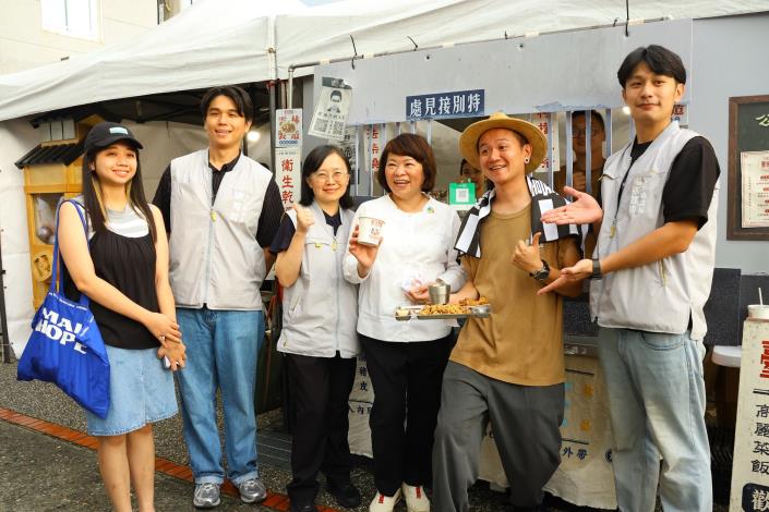 0 黃敏惠市長參觀各攤 具永續理念的市集攤位 (1).JPG