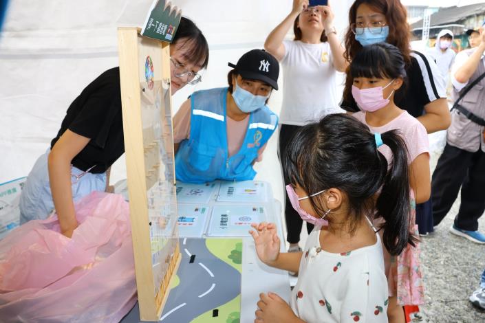 0 小朋友透過闖關攤位 更加深永續觀念.JPG