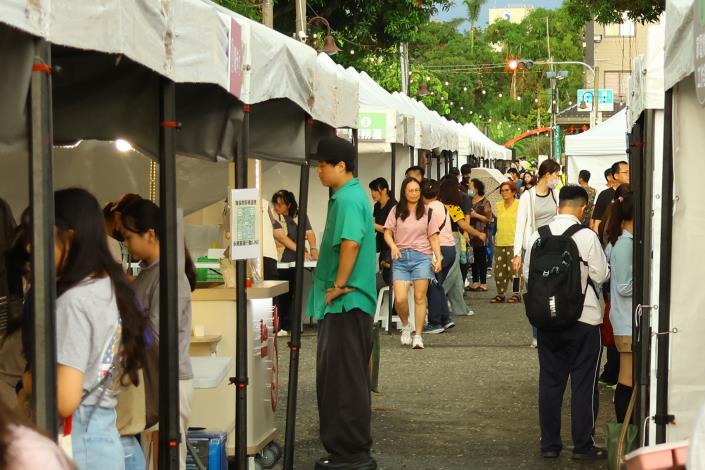 0  活動吸引滿滿大小朋友同遊.JPG