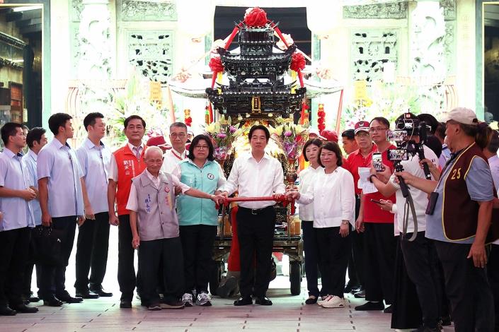 0_黃敏惠市長與賴清德總統扶轎 (3).JPG