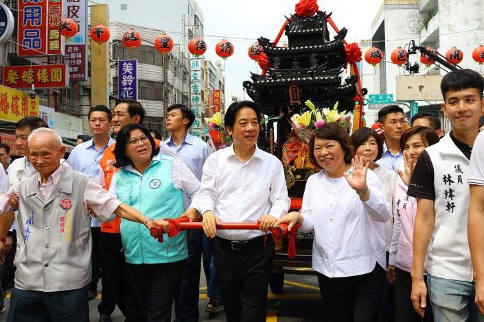 0_黃敏惠市長與賴清德總統扶轎 (2).JPG