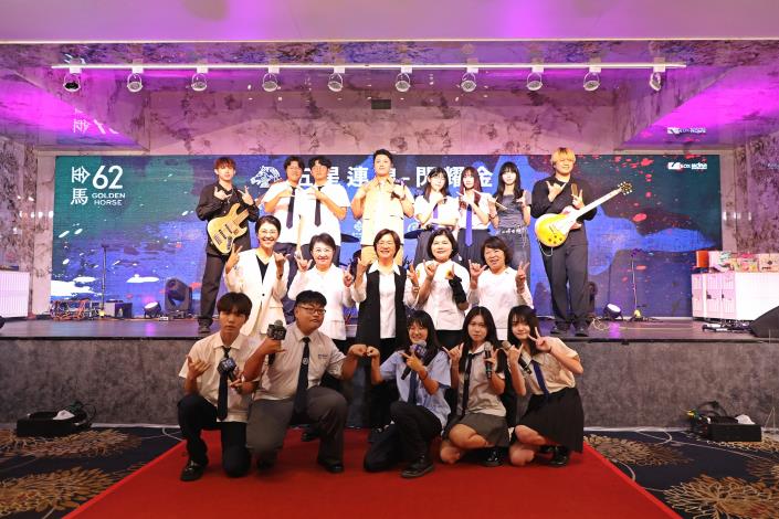 0_五縣市長與開場表演樂團合照_0