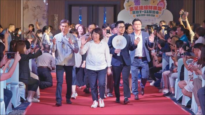 0_黃敏惠市長攜手嘉市好店業者走過星光紅毯_0