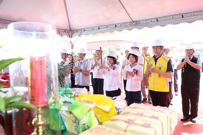 0_黃敏惠市長祈求工程順利 (1).JPG
