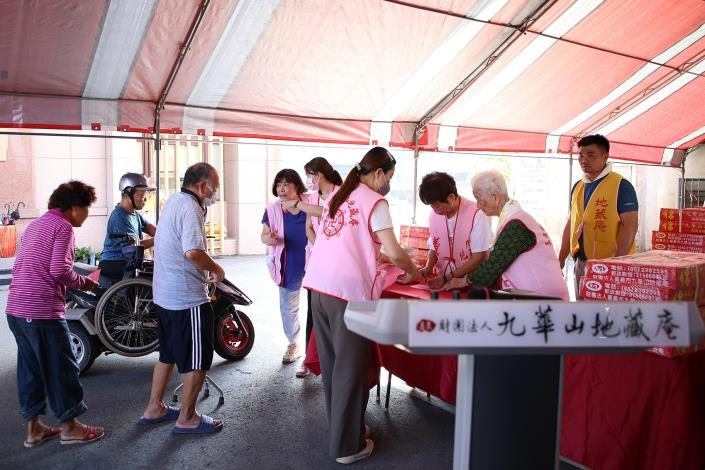 0_中秋送愛心！九華山地藏庵發放贊普品 與嘉市府攜手傳遞溫暖 (5).JPG