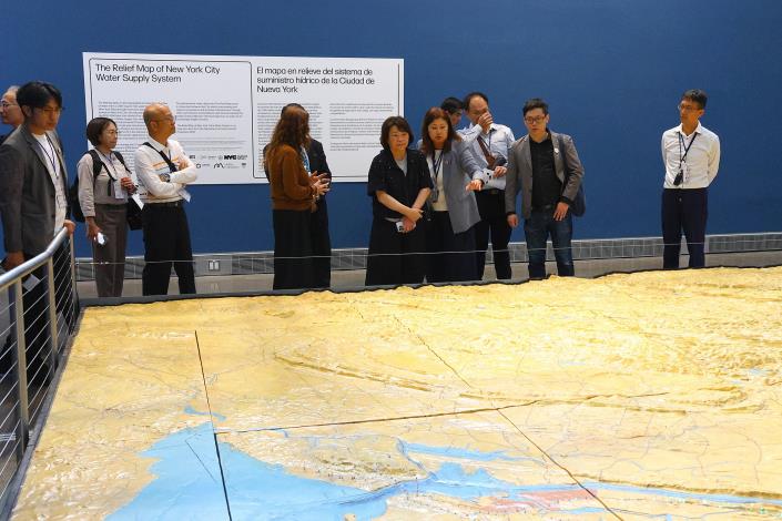 0 此行參訪皇后博物館曾先後兩次做為萬國博覽會中的紐約館建築 館中收藏紐約水文地貌_0