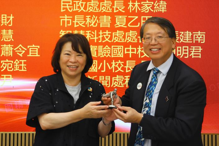 0 黃敏惠市長致贈江明信執行長吳明捷投手雕像，象徵僑胞永不放棄的堅毅精神_0
