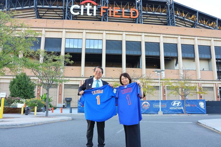 0 黃敏惠市長率隊訪美，此行Hello Taiwan的執行長江明信(左一)協助安排參訪大都會球場等眾_