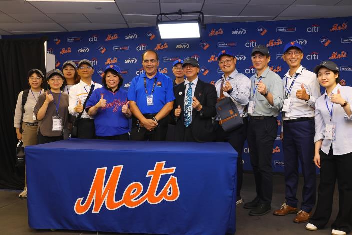 0 黃敏惠市長率隊訪美，此行Hello Taiwan的執行長江明信協助安排參訪大都會球場等眾多行程