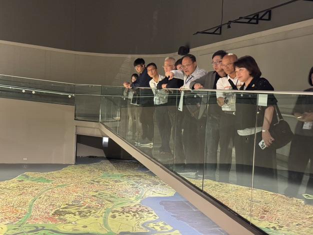 0 此行參訪皇后博物館曾先後兩次做為萬國博覽會中的紐約館建築，最著名的收藏為巨大的