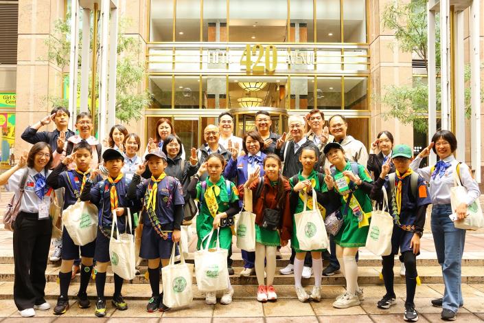 0  黃敏惠市長與嘉大附小童軍團隊合影 (1)_0