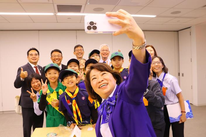 0  黃敏惠市長與嘉大附小童軍團隊合影 (2)_0