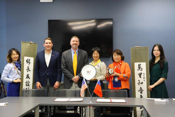 0 黃敏惠市長與雪城市長(左二)Walsh共同見證嘉大附小簽署姐妹校 (2)_0_0