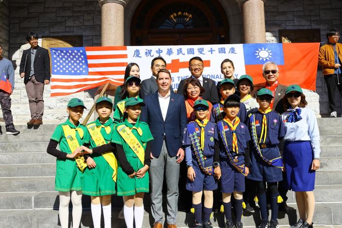 0 黃敏惠市長與Ben Walsh市長及嘉大附小學生合影_0_0