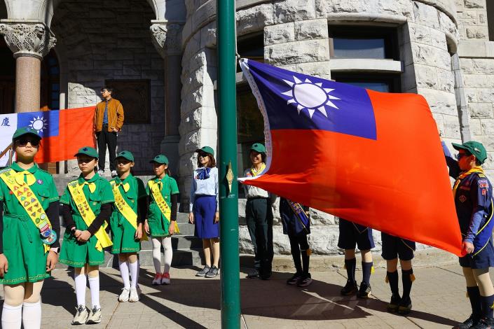 0 寫有紀念兩市締結姐妹市30週年的國旗在雪城飄揚_0_0