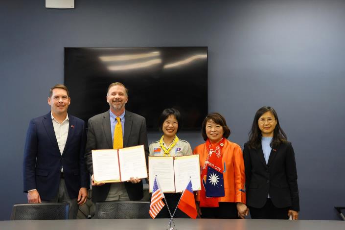 0 黃敏惠市長與雪城市長(左一)Walsh、張麗賢公使(右一)共同見證嘉大附小簽署姐妹校_0_0