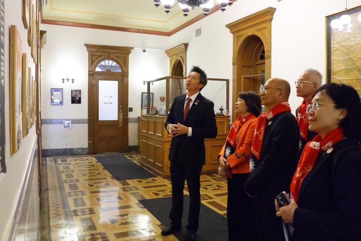 0 紐約上州（城）臺灣同鄉會會長劉忠欽 為市府團隊導覽雪城市政府_0_0