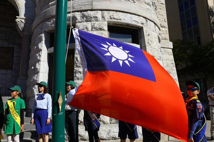 0fb 寫有紀念兩市締結姐妹市30週年的國旗在雪城飄揚_0