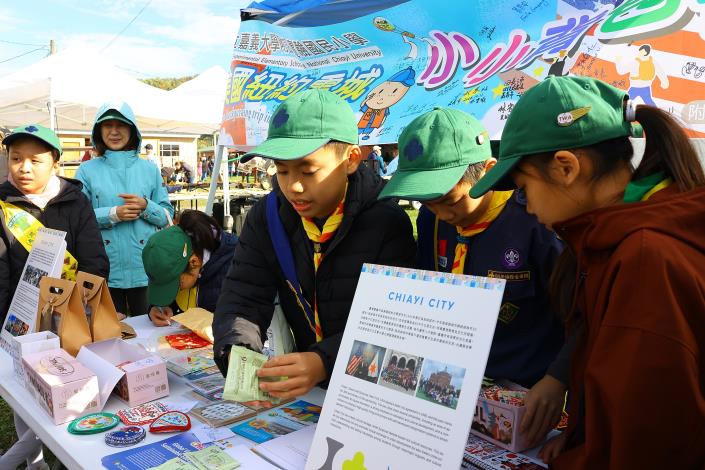 0 嘉大附小學生擺攤行銷義市特產_0