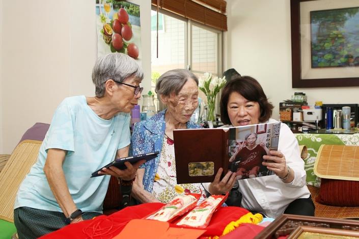 0_黃敏惠市長與温劉和瑗奶奶 (3).JPG